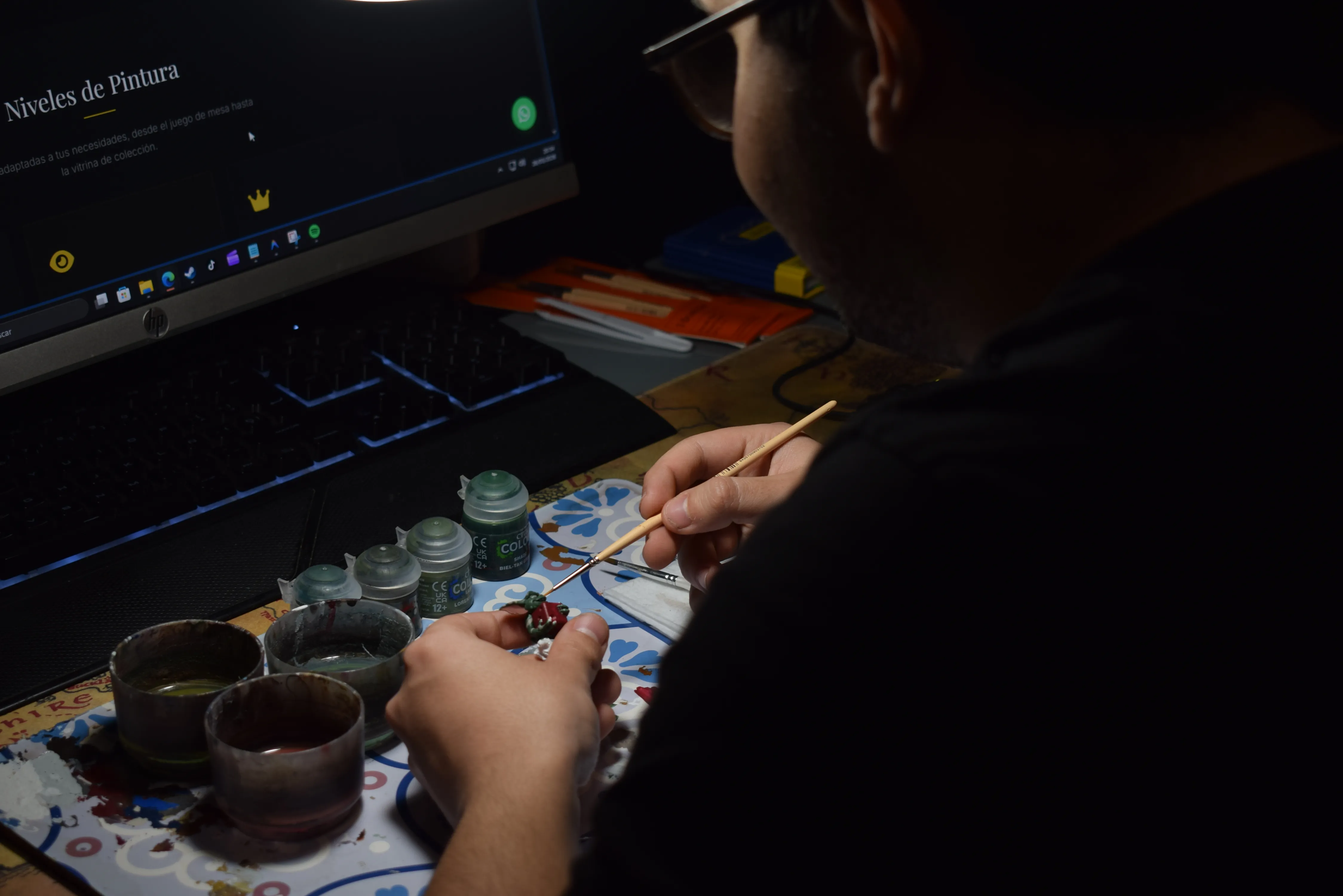 Alberto pintando miniaturas